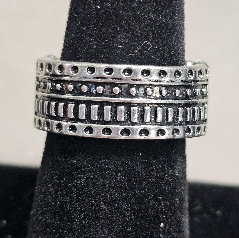 3/$10 Paparazzi Roughin It Stretch Ring In Silver